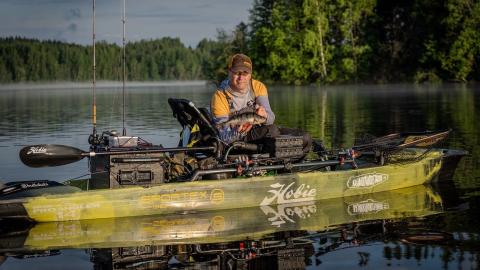 Kalastaja kajakilla Saimaalla
